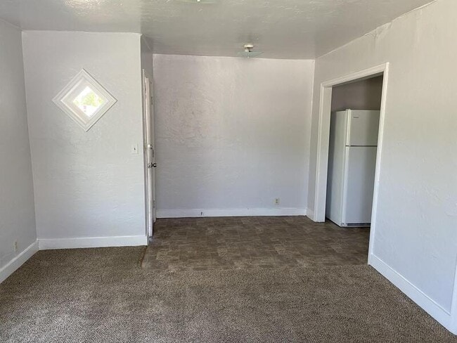 Building Photo - 435 NE Russell Ave