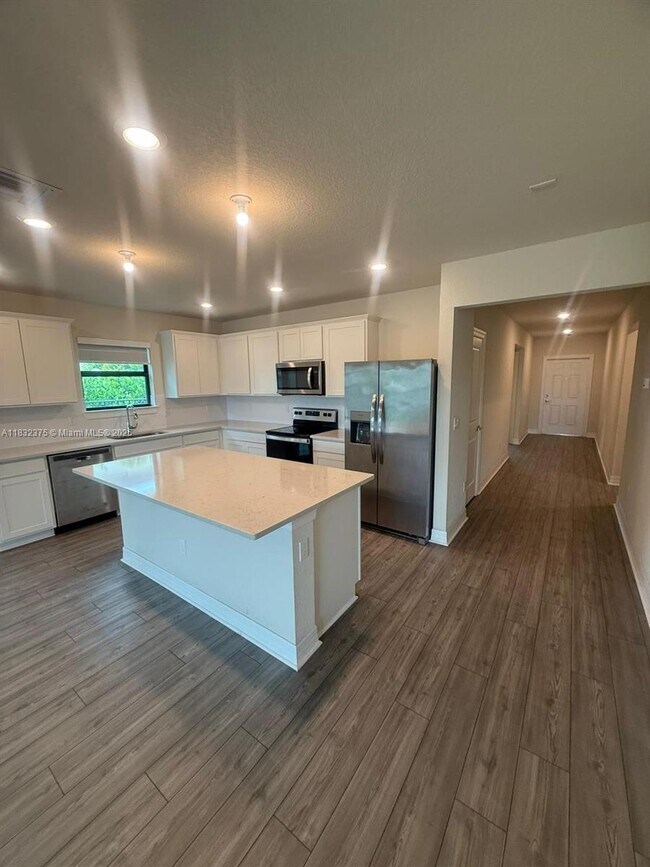 Building Photo - 3141 Tamarind Dr