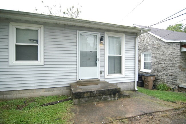 Primary Photo - 1 Bedroom Renovated Duplex Unit - Great Location, Backyard