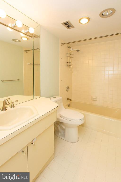 Building Photo - 20930 Valley Forge Cir