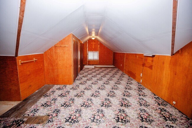 Building Photo - Beautiful two bedroom home with bonus room, fenced in back yard, garage, and full basement!