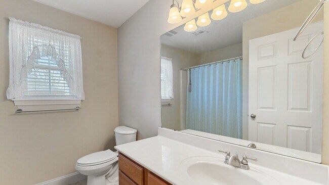 Building Photo - "Lovely 3-Bed Home with Granite Kitchen & ...