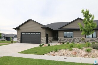 Building Photo - 2701 W Oak Hill Dr