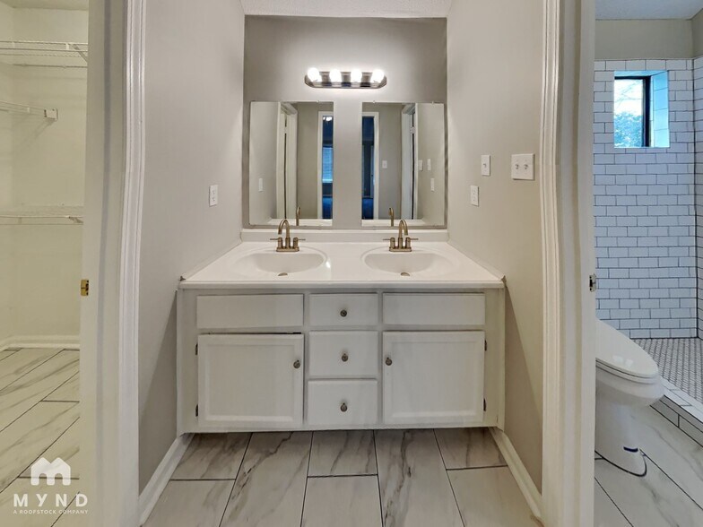 Building Photo - 2433 Dove Glen Cove