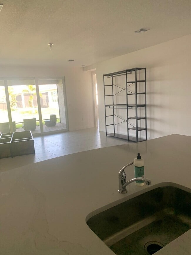 Building Photo - 11643 SW Moon River Way