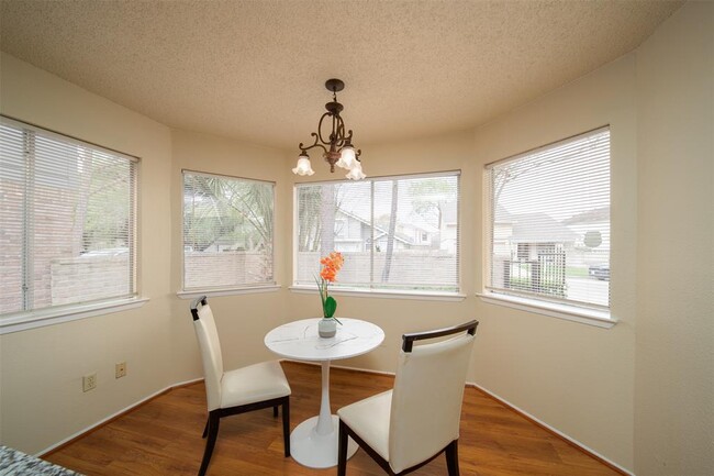 Building Photo - 10619 Chapel Hill Dr
