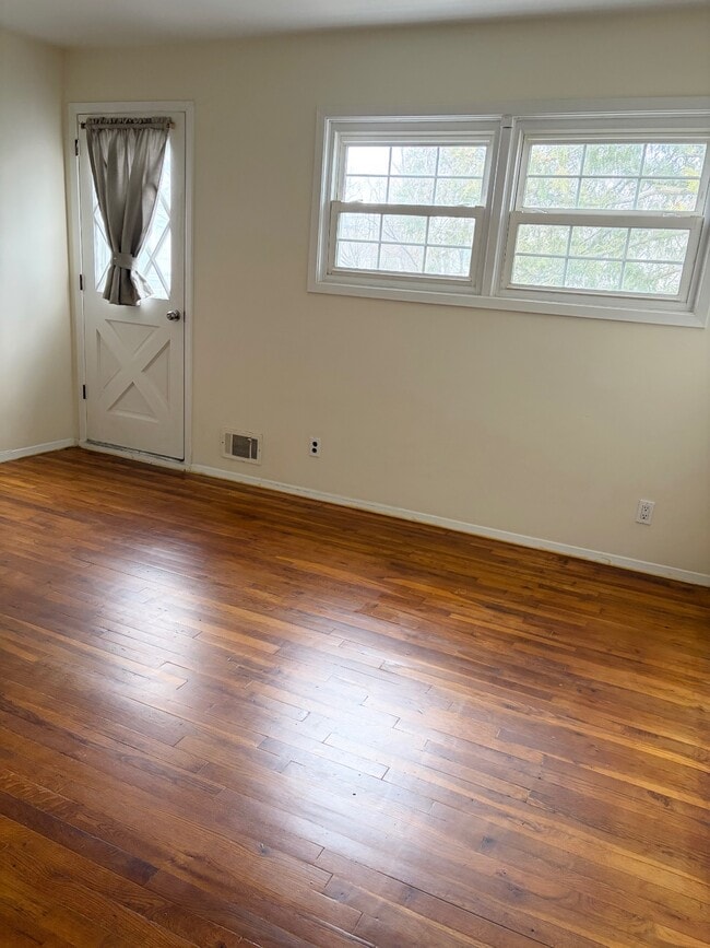 Building Photo - 107 Ebony St