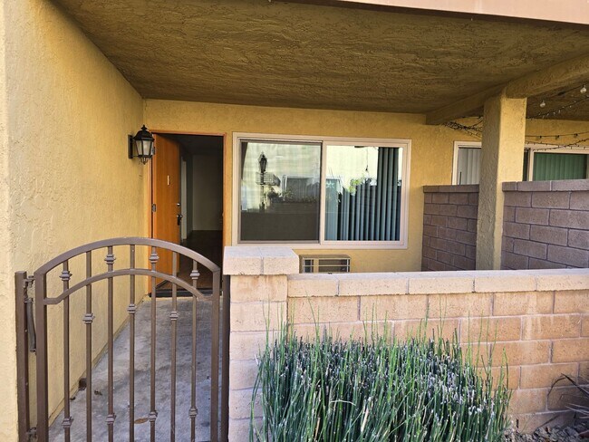 Building Photo - Downstairs 1 Bedroom Unit with Front Patio...