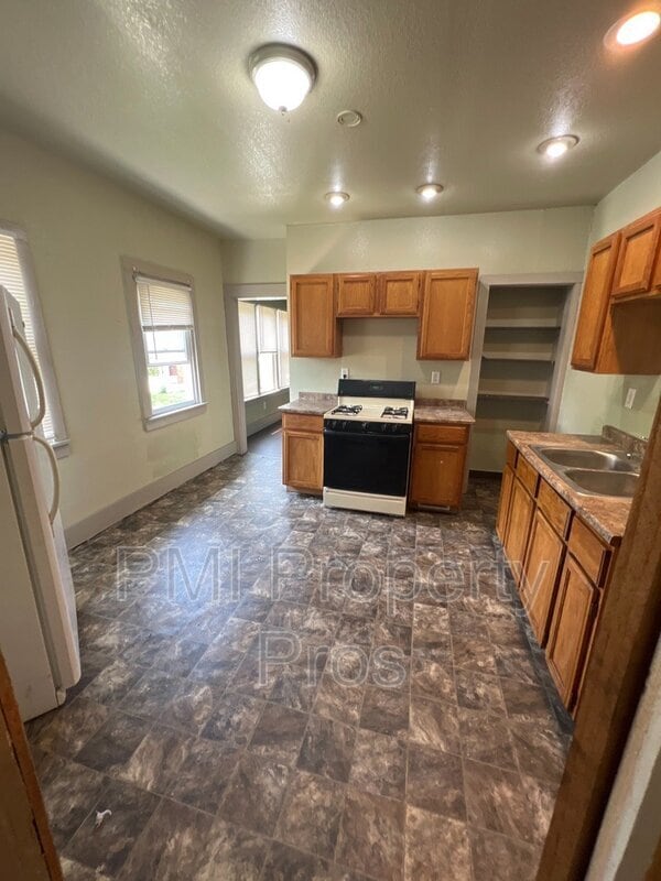 Building Photo - 2481 W Locust St