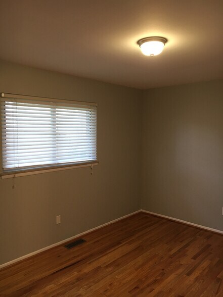 Master bedroom - 3160 Fernwood Ave