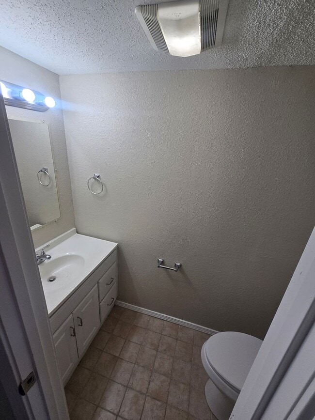 Building Photo - Newly Renovated 3 Bedroom 2.5 bathroom Townhouse