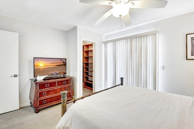 Building Photo - 3567 Commodore Cir