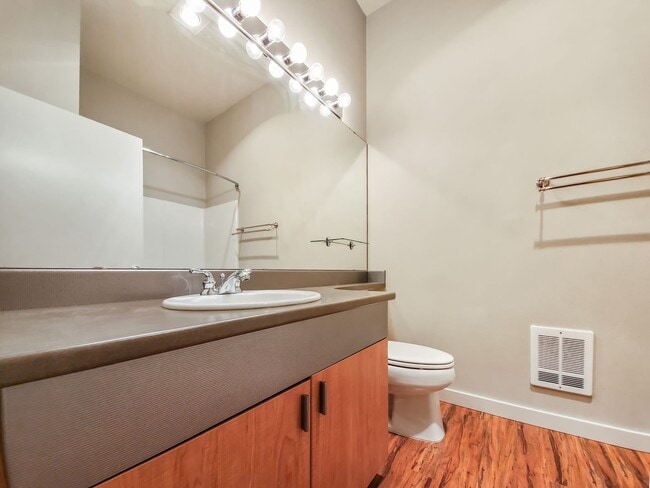 Building Photo - Bright 1-Bedroom + Office in Downtown Kirk...