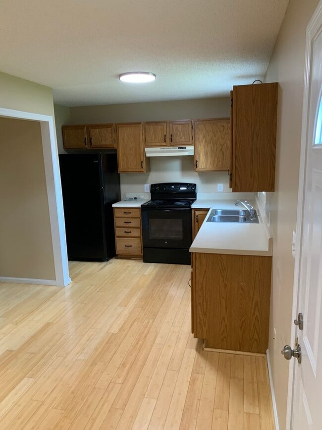 Building Photo - 3 Bedroom/2 Bath Split-Foyer Home Kingspor...