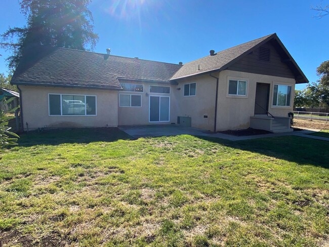 Building Photo - Large 3bd 2 ba home with a great country feel.