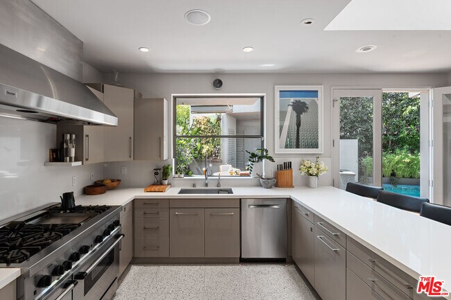 Building Photo - 8735 Dorrington Ave