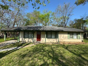 Building Photo - Home with a Spacious Kitchen