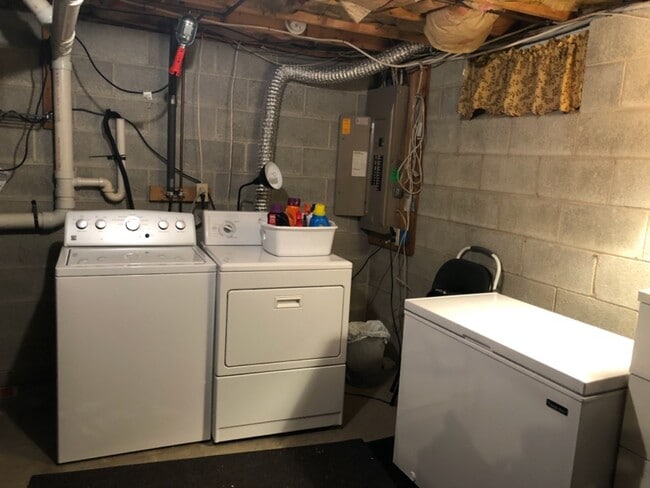 Building Photo - 470 Meadow Ln