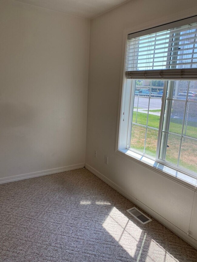 Building Photo - 2 Bed, 1 Bath Rocky Mountain Townhome w/ Garage & In-Unit Laundry