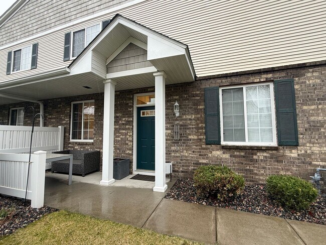 Building Photo - Great 3BR/2BA End Unit Elk River Townhome Available June!