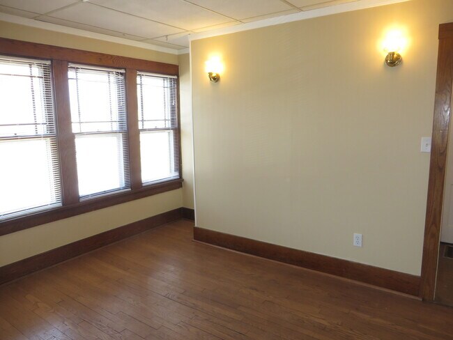 Building Photo - 826 Nuttman Ave