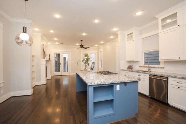 Building Photo - 907 E 25th St