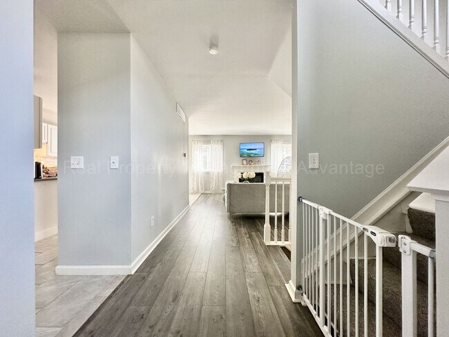 Building Photo - Beautifully Updated 2-Bedroom Townhouse w/ Finished Basement - Close to Royal Oak, Ferndale, Plea...