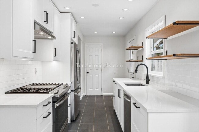 Building Photo - Updated NE Portland Home w/Fenced Yard and Upgrades!