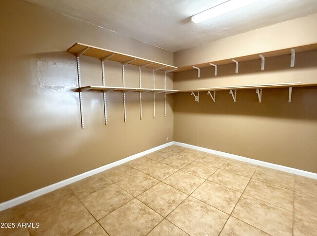 Building Photo - 348 E 8th Dr