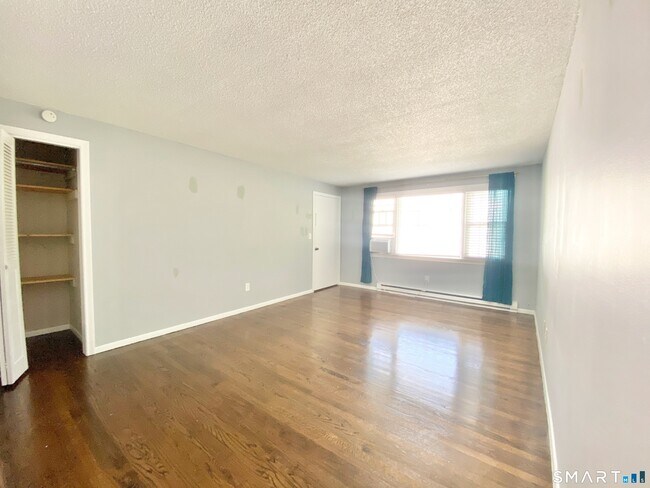 Building Photo - 24 College St