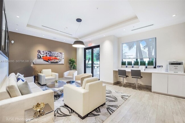 Building Photo - 999 SW 1st Ave