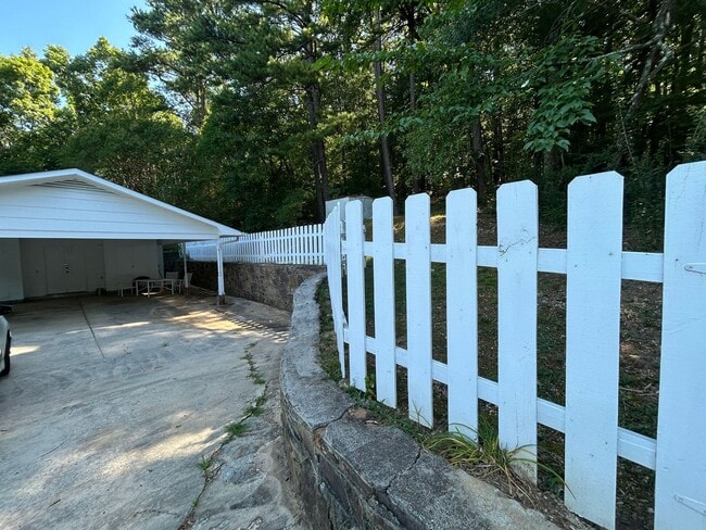 Building Photo - 225 Blacks Bluff Rd SW