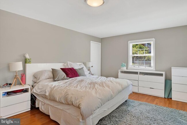 Building Photo - 7215 Rollingwood Dr