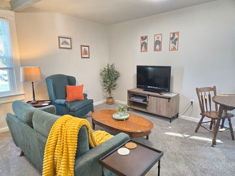 Building Photo - 1303 8th St E