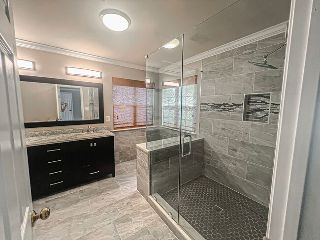 Building Photo - Stunning 3 Bed 3.5 Bath Brick Colonial End-Unit Townhome In Vibrant Kingstowne Community