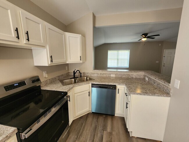 Building Photo - Renovated 2 bedroom 1 bath duplex unit with updated floors, bath, and kitchen!!