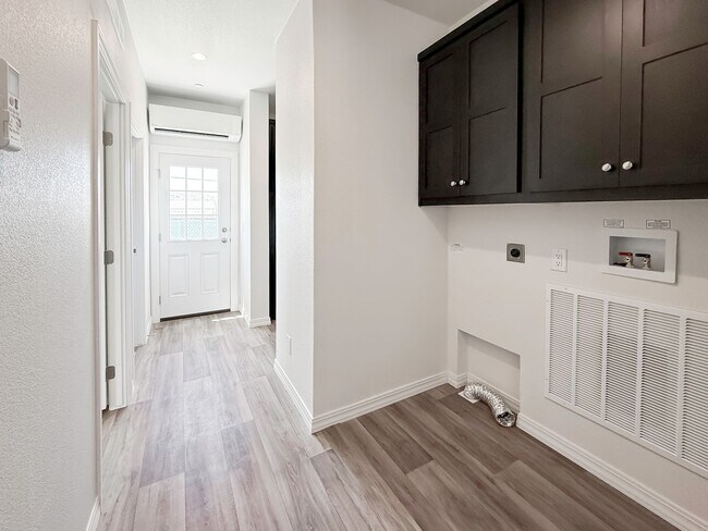 Building Photo - ~ AVAILABLE NOW ~ DUPLEX (RIGHT)