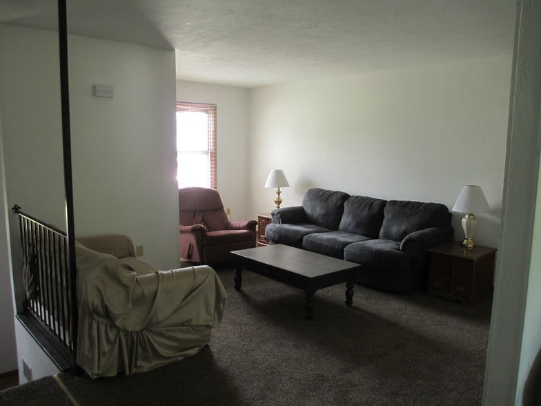 Living Area - 3914 Station Rd