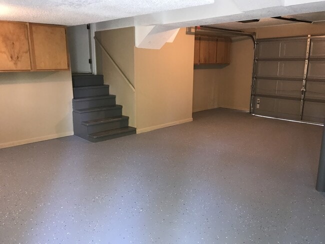 Building Photo - 3 bed 2 bath home for rent