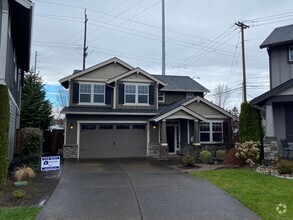 Building Photo - Spacious & Modern 5 Bedroom 3 Bath Home wi...