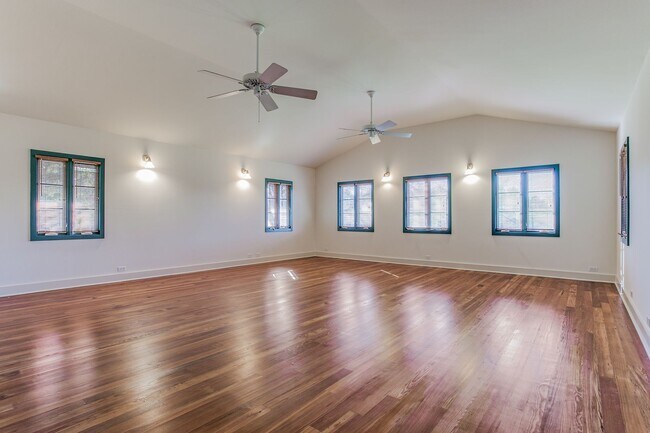 Building Photo - LUXURY 4-BEDROOM IN ALAMO HEIGHTS