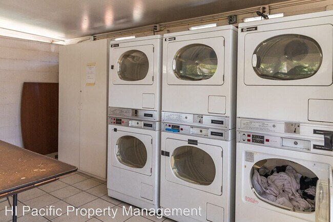 Building Photo - 2 br, 1 bath House - 1426 Keeaumoku St #C21