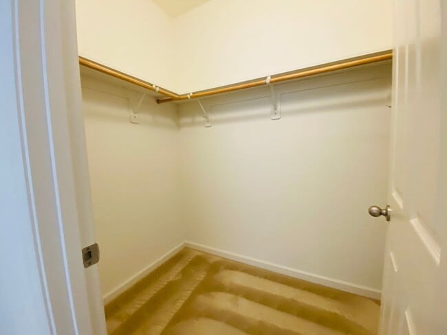 Building Photo - $2,250 International & Chestnut 3 Bed - N....