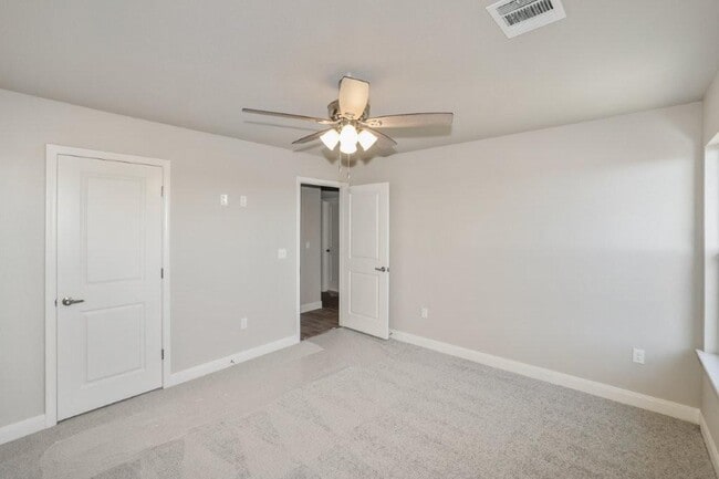 Building Photo - 7617 Woodford Ave