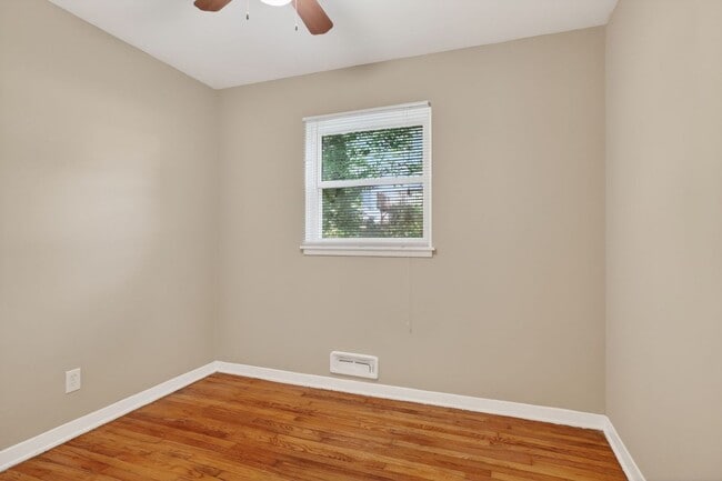 Building Photo - Unbeatable Prairie Village Location - 3BR/1BA Home, Fully Fenced Yard, Laundry Hook Ups, Attached...