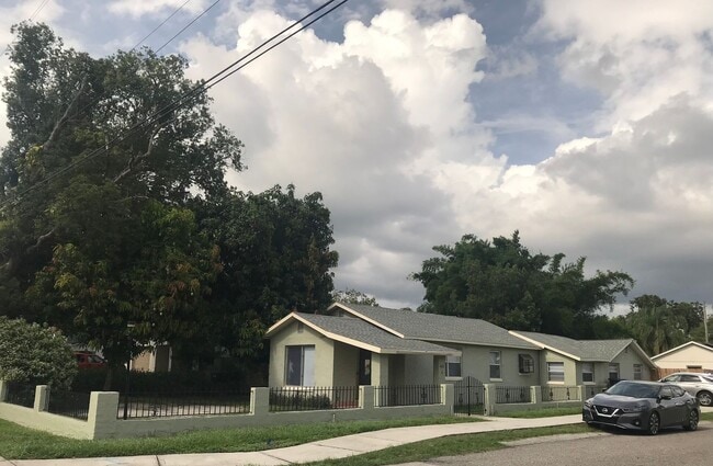 Building Photo - 3 bedroom 2 bath, corner lot