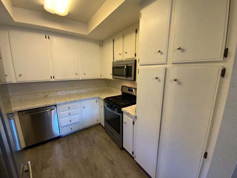 Building Photo - 610 Parkview Dr