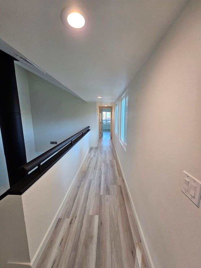 Building Photo - Gorgeous COMLETELY RENOVATED 3 Bed/2.5 Bat...