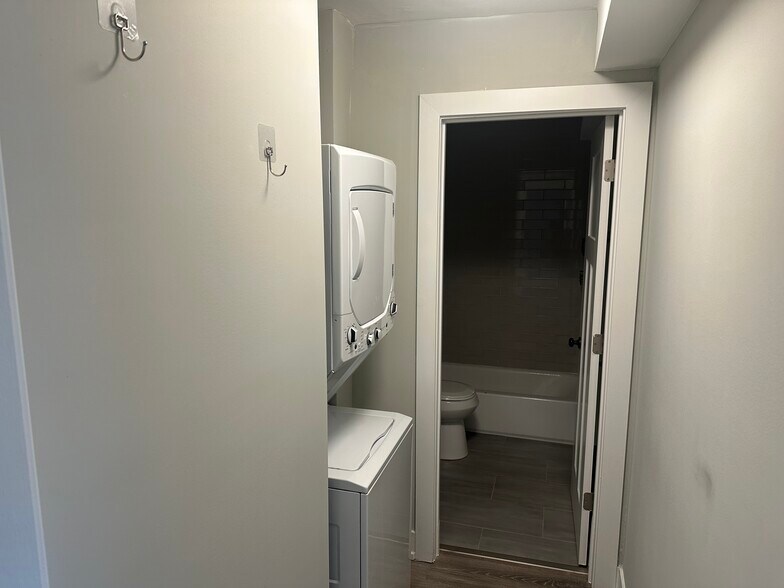 Building Photo - 542 W Surf St