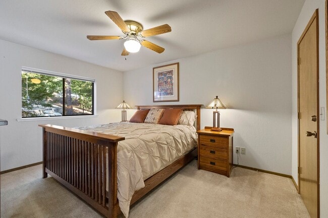 Building Photo - Fully Furnished 3 Bedroom Retreat in the Pines – Flexible 3–12 Month Lease